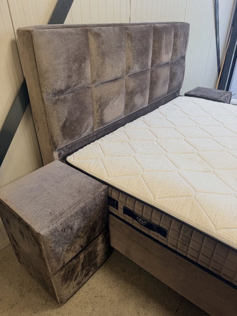 Luxe opbergboxspring 180x200 showroommodel taupe, Bruin, Strak, uniek en praktisch, Tweepersoons, Ophalen of Verzenden