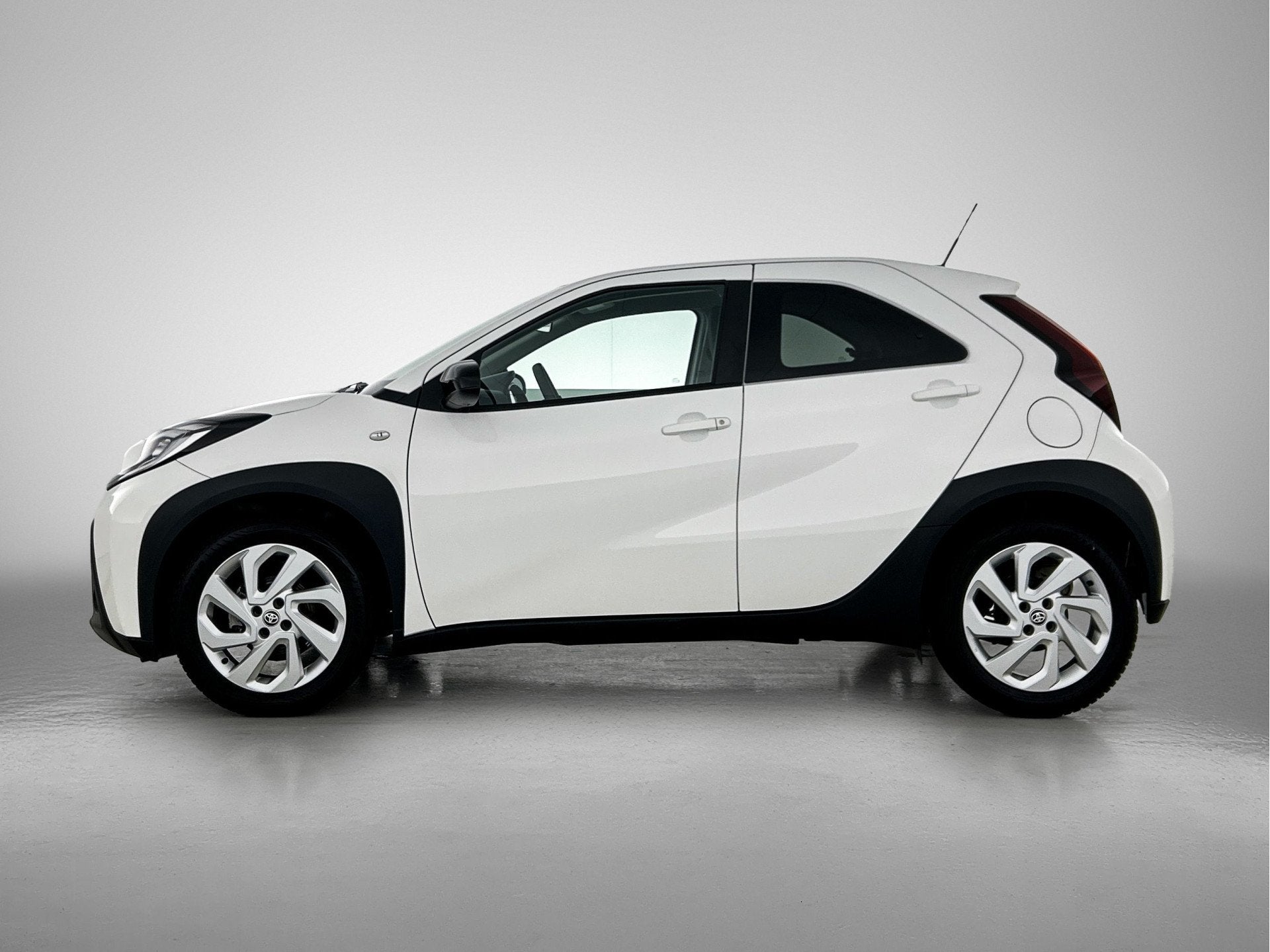 Toyota Aygo X 1.0 VVT-i MT first | LED verlichting | BTW Voe, Stof, Gebruikt, 920 kg, 4 stoelen