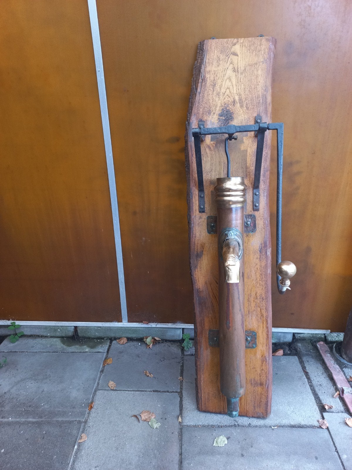 Antieke waterpomp op houten plank - decoratief, Antiek en Kunst, Ophalen of Verzenden