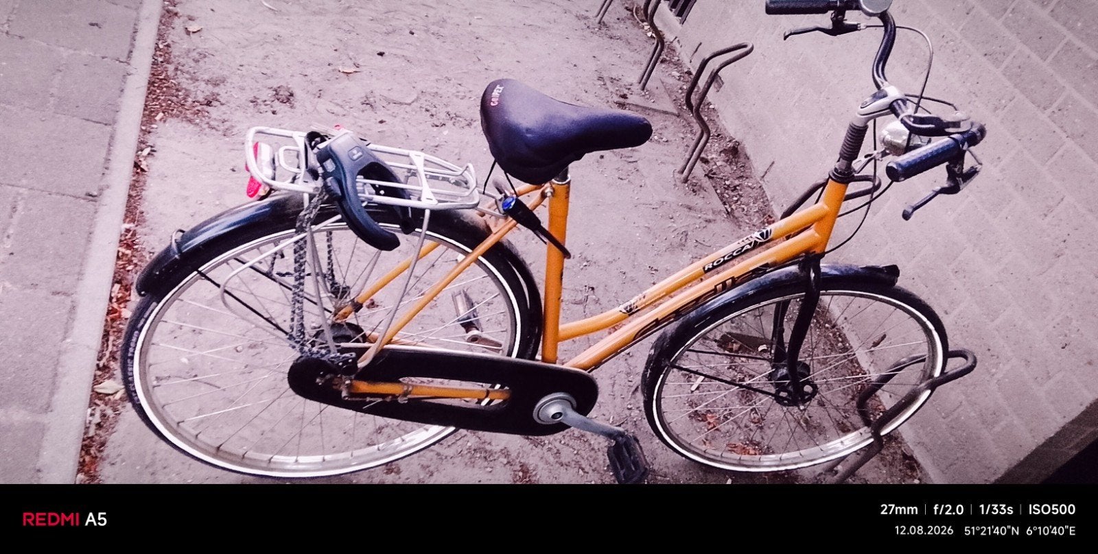 Gebruikte oranje fiets met bagagedrager, Fietsen en Brommers, Fietsen | Dames | Damesfietsen, Overige merken, Velgrem, Ophalen of Verzenden