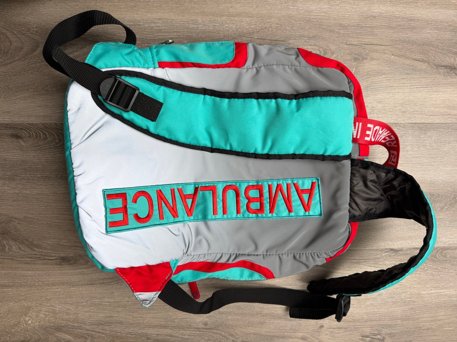 Unieke Remade Ambulance Rugzak - Nieuwstaat, Sieraden, Tassen en Uiterlijk, Tassen | Rugtassen, Verzenden, 25 tot 40 cm, Nieuw