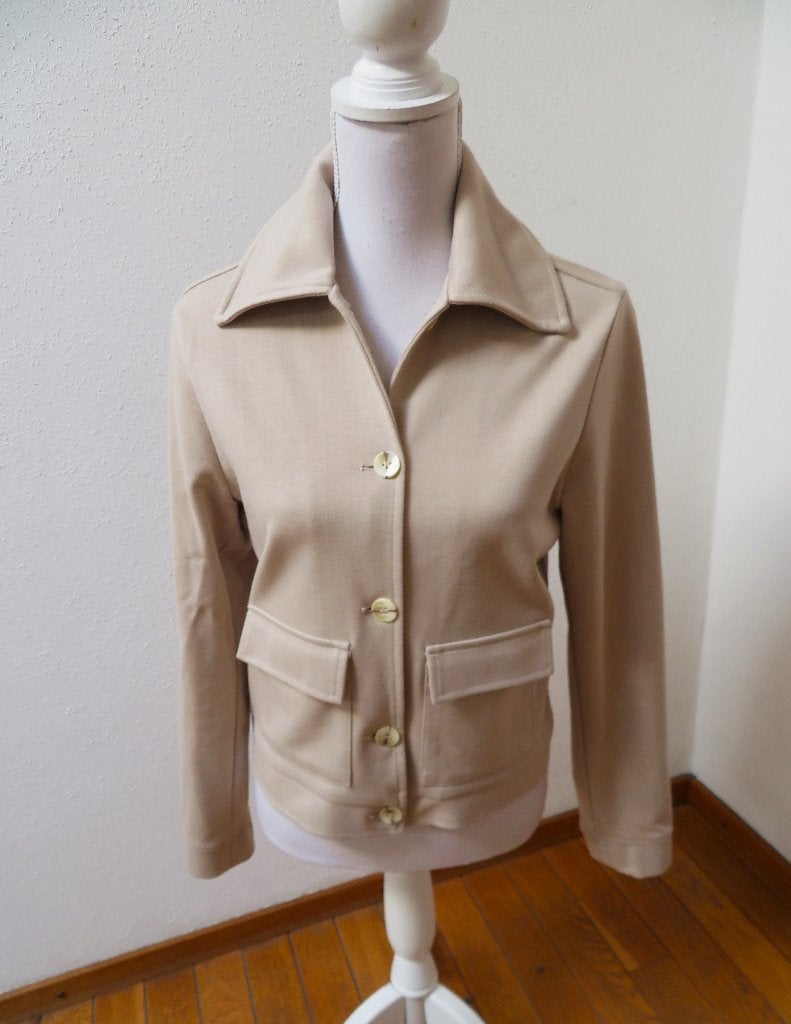 V23 MAICAZZ nieuw kort colbert jasje beige maat S 36, Beige, Nieuw, Ophalen of Verzenden, Maicazz