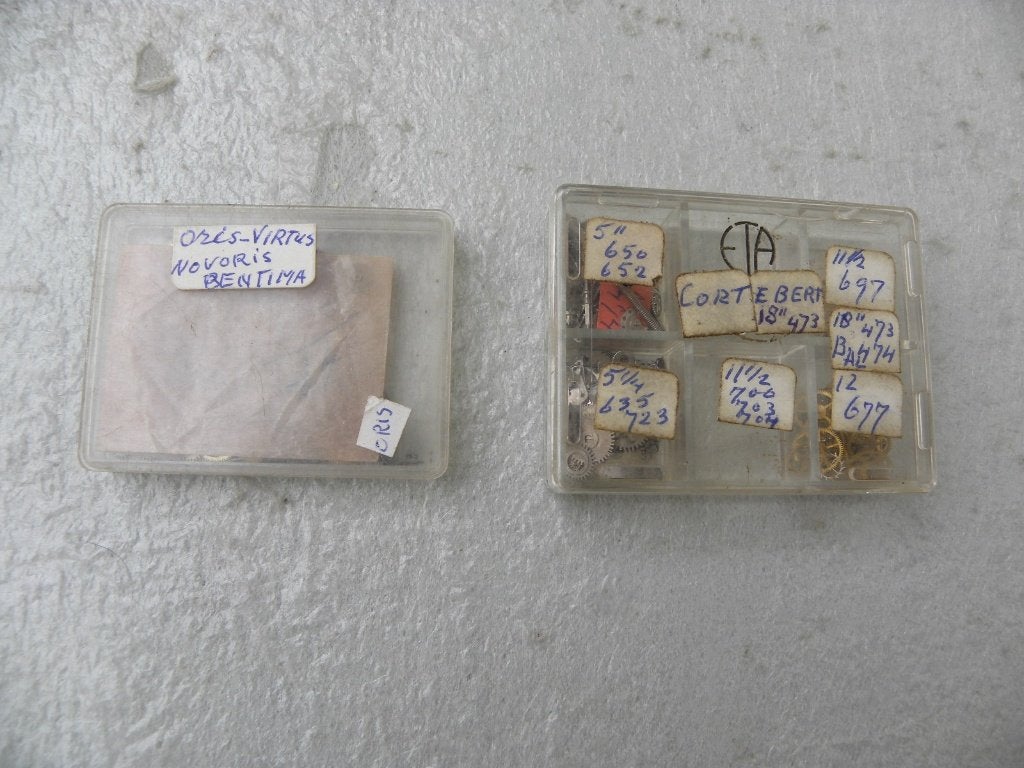Plastic doosjes onderdelen horloge 1, Ophalen of Verzenden