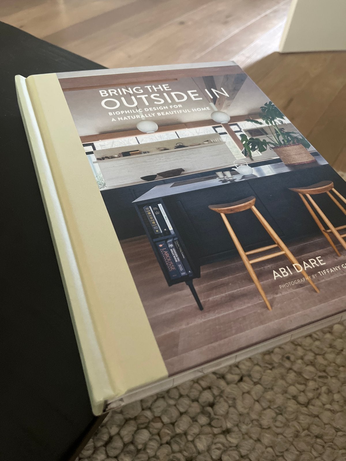 Bring the Outside In: Biophilic Design voor een mooi huis, Ophalen of Verzenden, Zo goed als nieuw, Interieur en Design