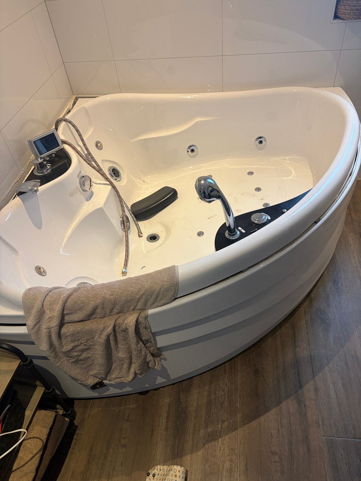 Hoekbad met bubbels en jets - Gebruikt, Ophalen, Gebruikt, Chroom, Bad