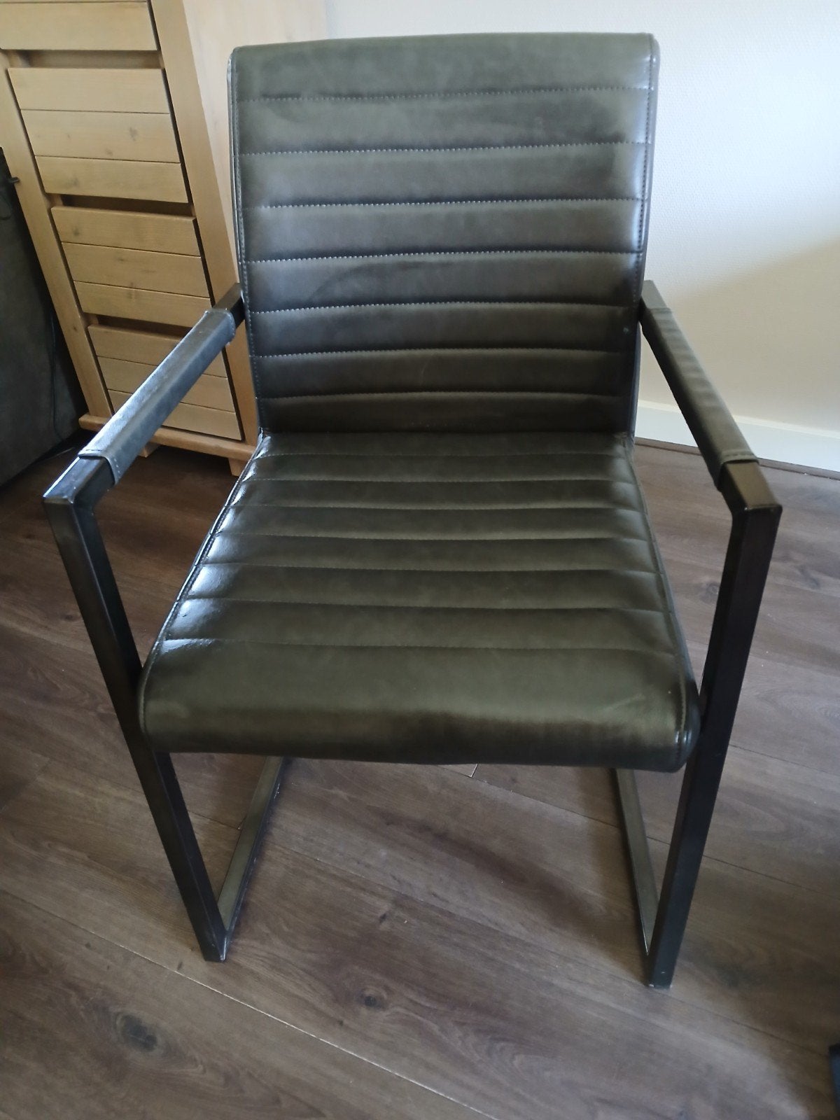 Mooie moderne eetkamer stoelen,  4 voor 50 €. Grijs anthraci, Ophalen, Grijs, Kunststof