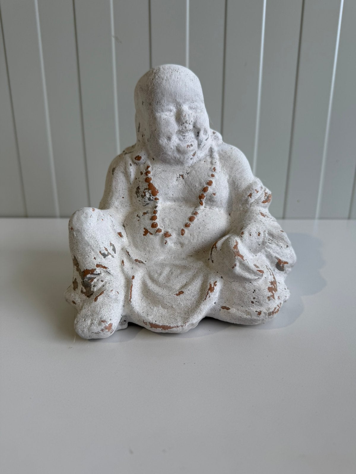Lachende Boeddha met white-wash afwerking, Steen/keramiek, 16 cm, Ophalen of Verzenden, Wit