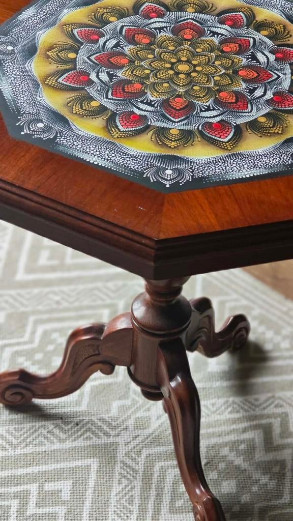 Unieke bijzettafel met handgeschilderde mandala, Gebruikt, Bohemian, Klassiek, Artistiek, 55 tot 75 cm, Overige vormen