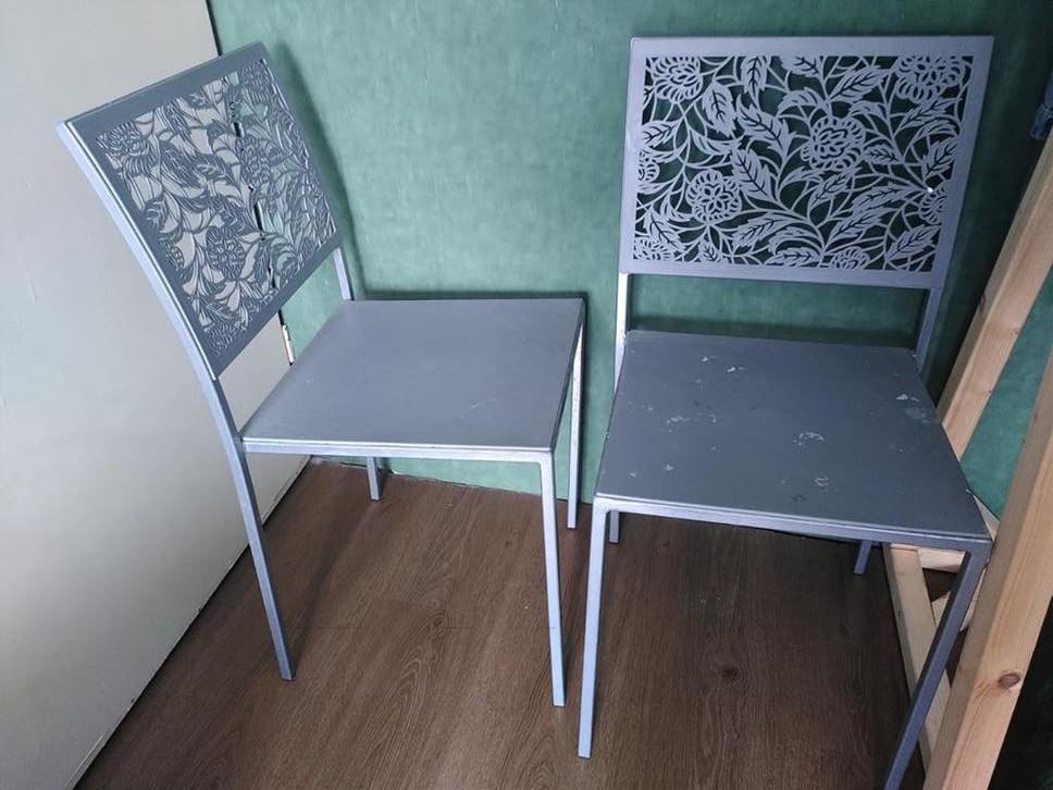 Gratis. Evt gebracht. 2 stevige metalen stoelen., Ophalen, Gebruikt, Twee, Grijs