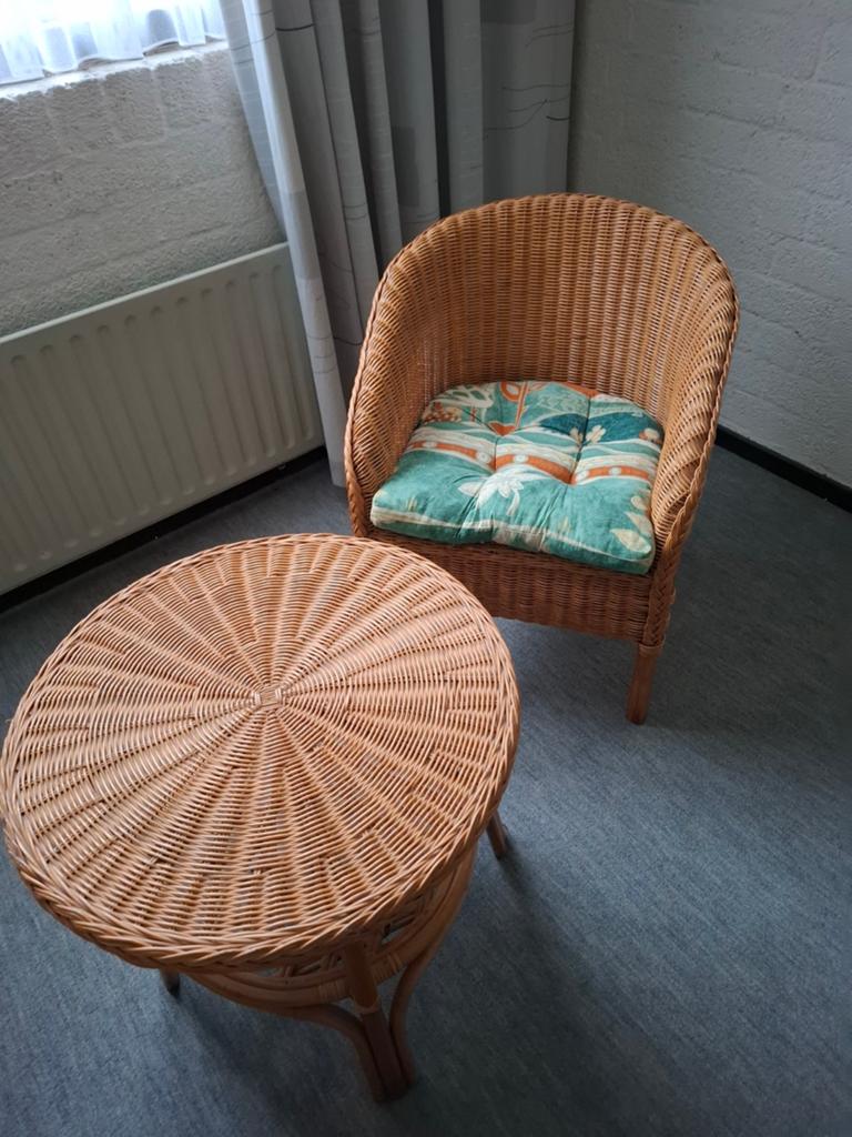 Rotan stoel met bijzettafel - Gezellige set, Ophalen, Gebruikt, Bruin, Riet of Rotan