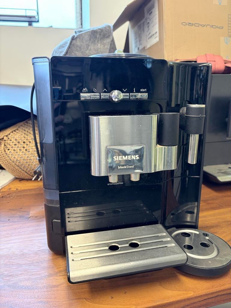 Siemens EQ.300 volautomatische koffiemachine, Witgoed en Apparatuur, Koffiezetapparaten, Ophalen, Afneembaar waterreservoir, Gebruikt