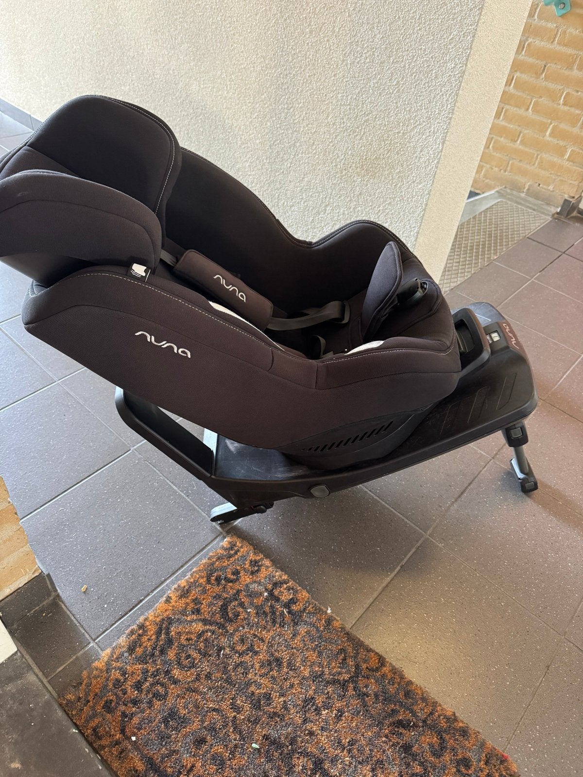 Nuna Rebl Plus i-Size Autostoel met Zomer- en Winterhoes, Kinderen en Baby's, Gebruikt, 0 t/m 18 kg, Verstelbare rugleuning, Isofix