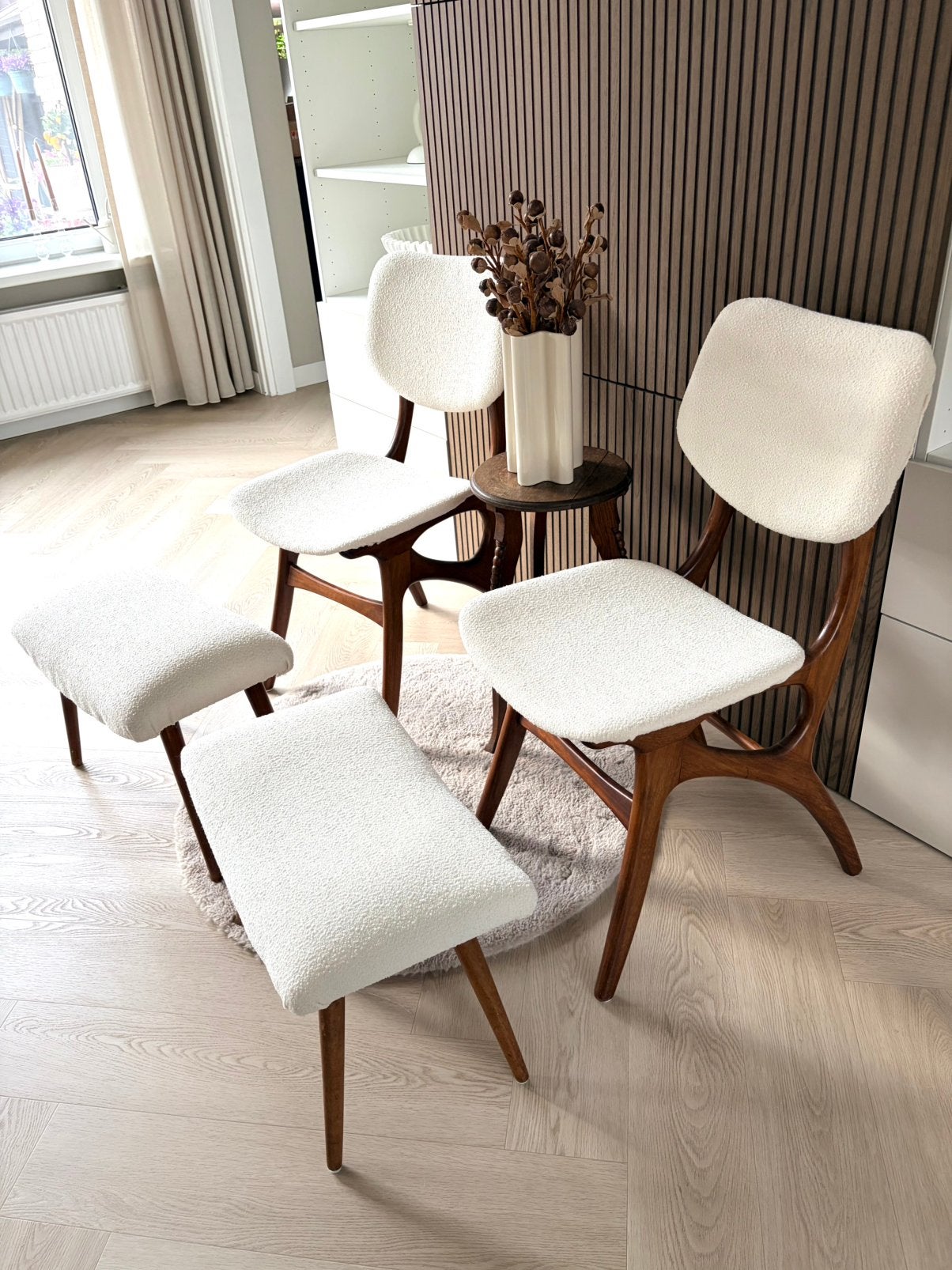 🤍 Vintage stoelen Pynock teddy stof wit teak jaren 60 Deens, Huis en Inrichting, Stoelen, Ophalen, Zo goed als nieuw