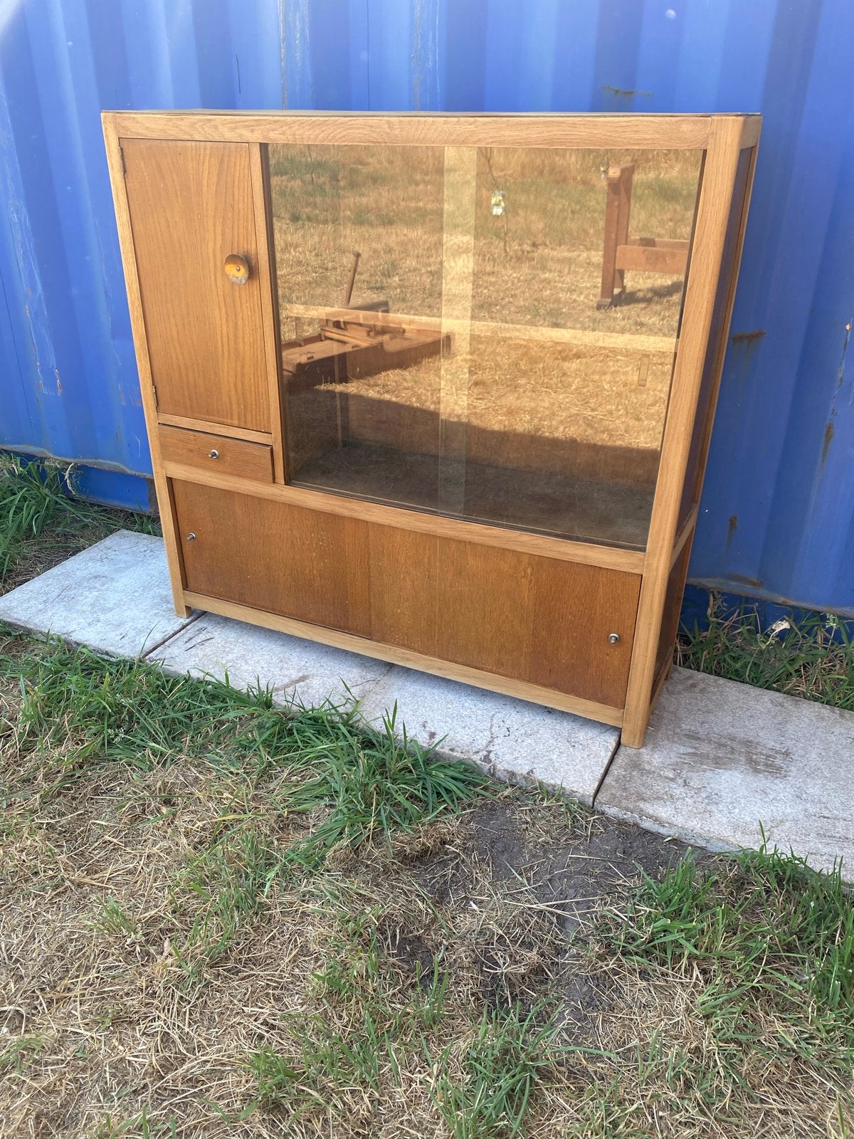 Vintage houten vitrinekast met glazen schuifdeuren, Ophalen