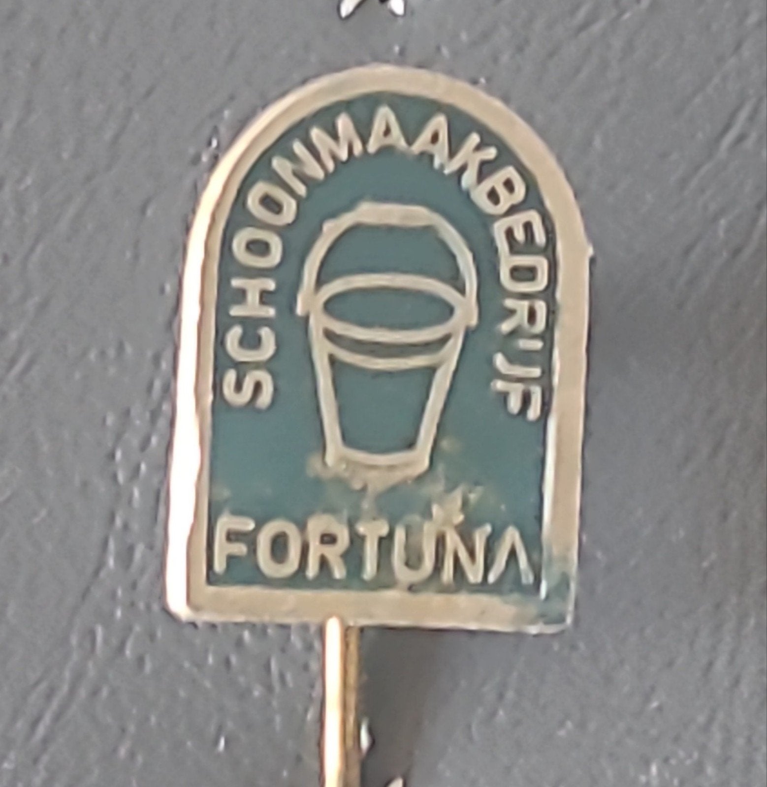 Vintage speldje Schoonmaakbedrijf Fortuna, Verzamelen, Speldjes, Pins en Buttons, Verzenden, Gebruikt, Overige onderwerpen, Speldje of Pin