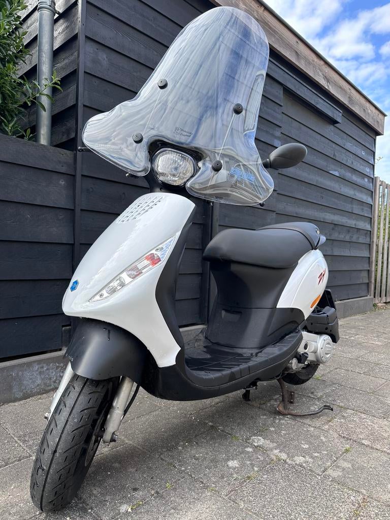 Piaggio Zip 4 takt injectie snor scooter, Fietsen en Brommers, Scooters | Piaggio, Ophalen, Zo goed als nieuw, Benzine, Zip