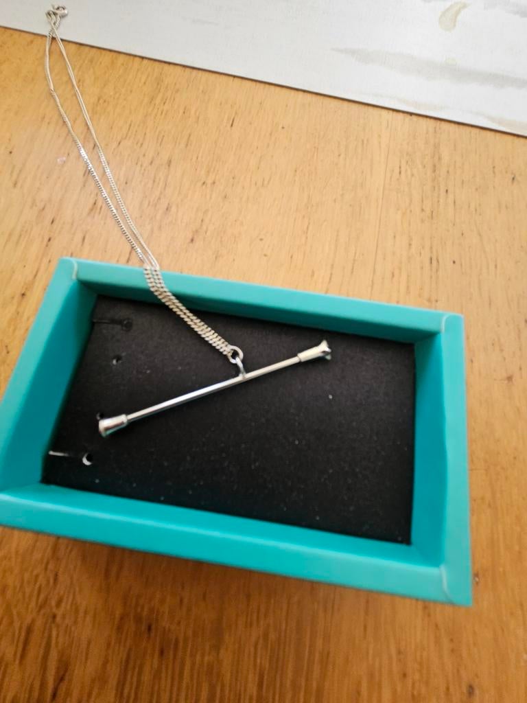 Zilveren bedel hanger majorette stok baton met ketting, Met hanger, Nieuw, Ophalen of Verzenden, Zilver
