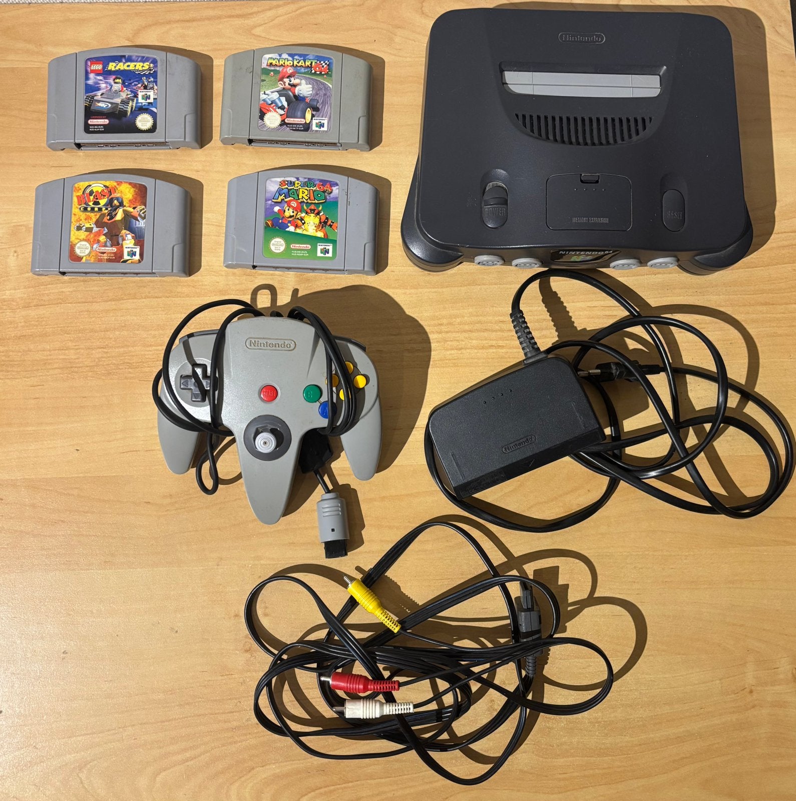 Nintendo 64 + controller en 4 spellen (waaronder mario kart), Ophalen, Gebruikt, Overige genres, 1 speler