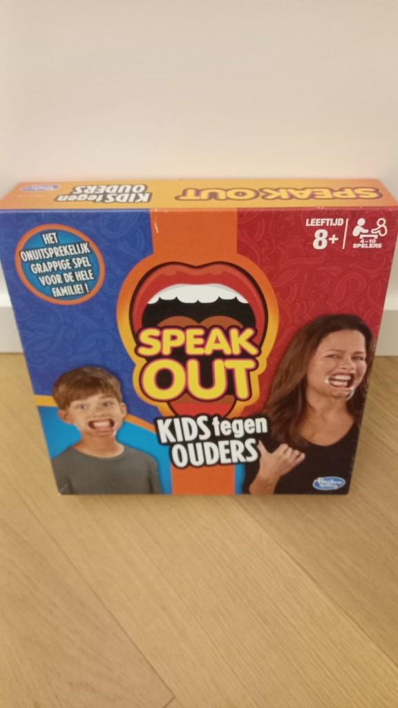 Hasbro ''Speak Out'' ''Kids Tegen Ouders'' Spel, Ophalen of Verzenden, Zo goed als nieuw, Taal en Lezen