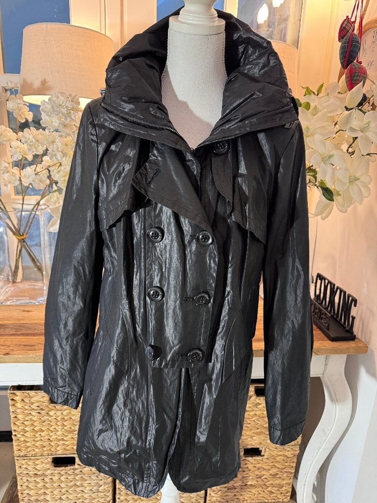 Chique, Zwarte, glanzende, korte trenchcoat Creenstone, 40/M, Kleding | Dames, Verzenden, Zo goed als nieuw, Maat 38/40 (M), Zwart
