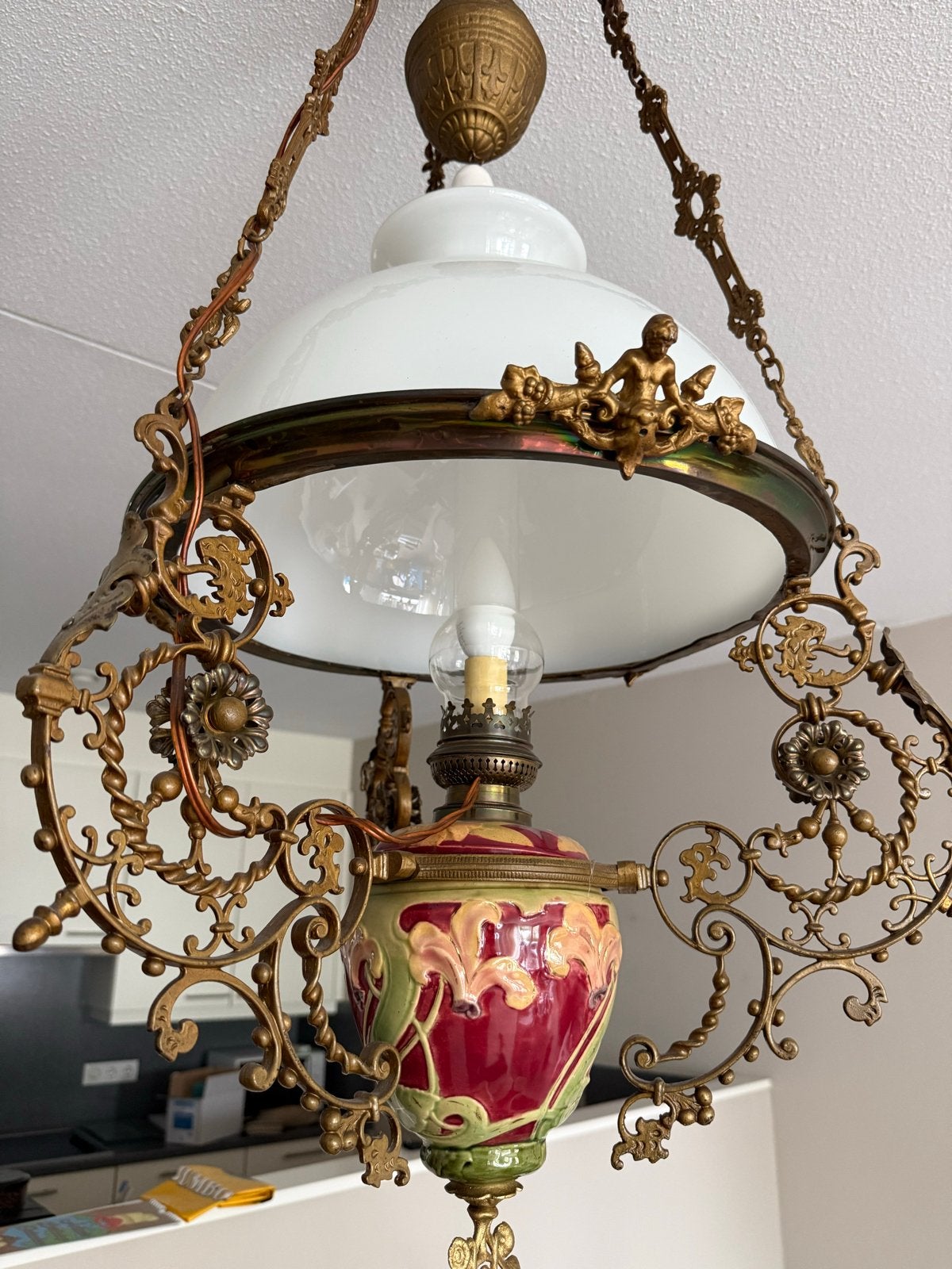 Antieke hanglamp met sierlijke bronzen details en porselein, Ophalen