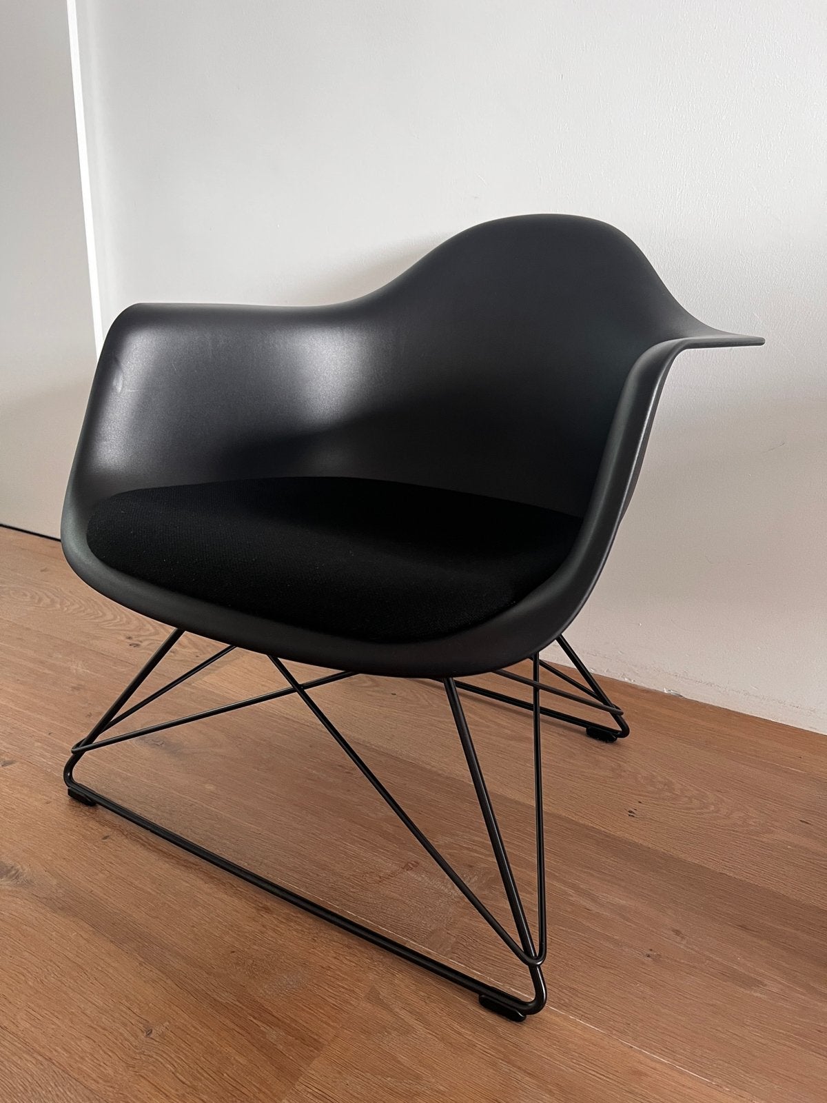 Originele Vitra Eames LAR fauteuil - met Hopsak zitkussen, Ophalen, Zo goed als nieuw, Stof, 50 tot 75 cm