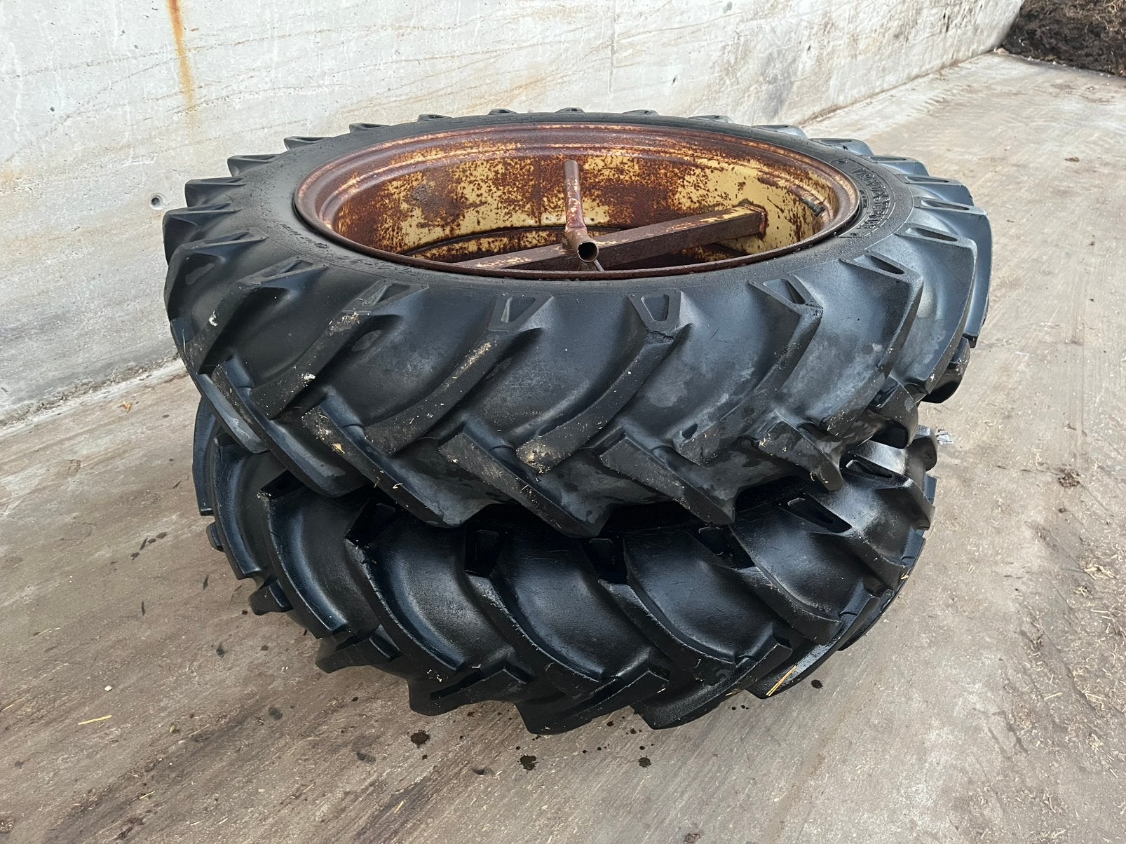 Dubbellucht set vredestein band 12.4 R36, Ophalen