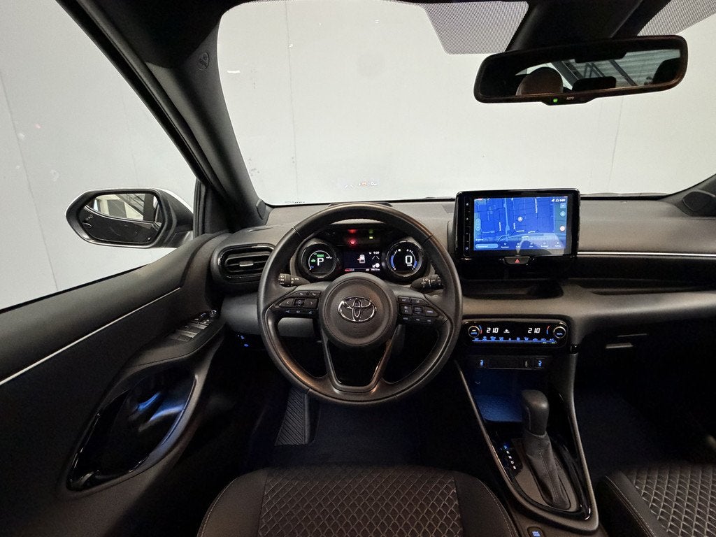 Toyota Yaris 1.5 Hybrid Executive Bi-Tone|HUD|Blindspot|Came, 450 kg, Gebruikt, 1490 cc, Bedrijf