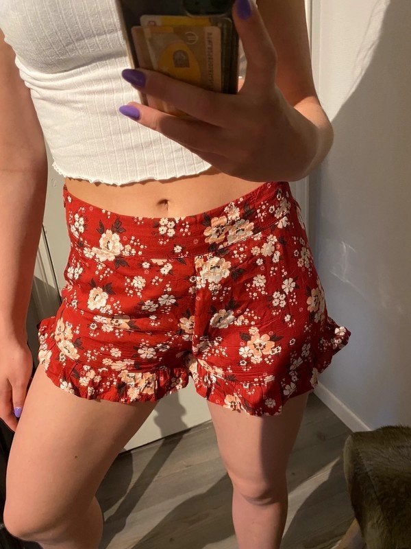 Rood gebloemde short met ruches van Jennyfer, maat S., Kleding | Dames, Kort, Ophalen of Verzenden, Zo goed als nieuw, Jennyfer