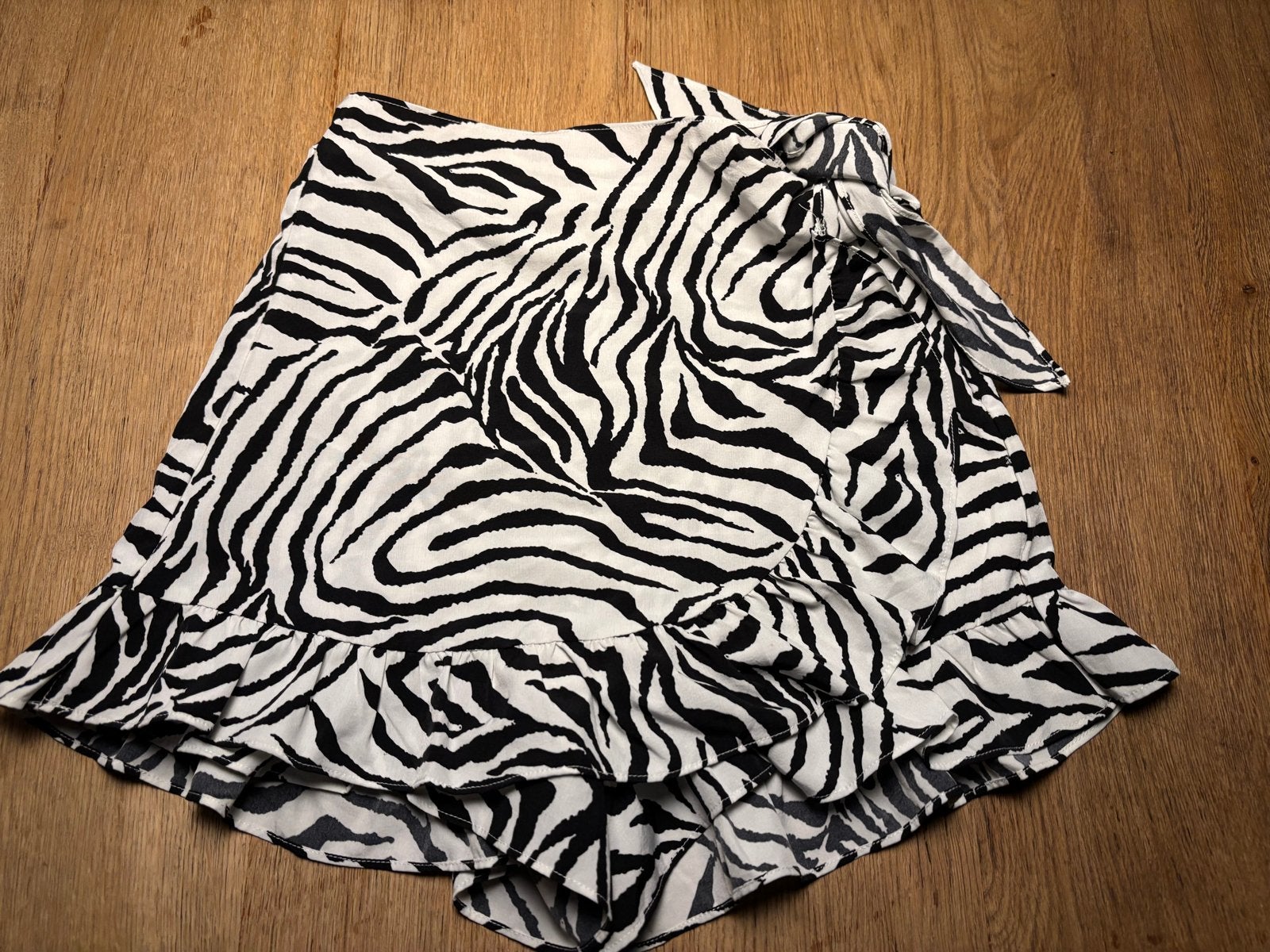 Zwart-witte Loavies short met overslag, zebraprint, maat S, Kleding | Dames, Ophalen of Verzenden, Zo goed als nieuw, Maat 36 (S)