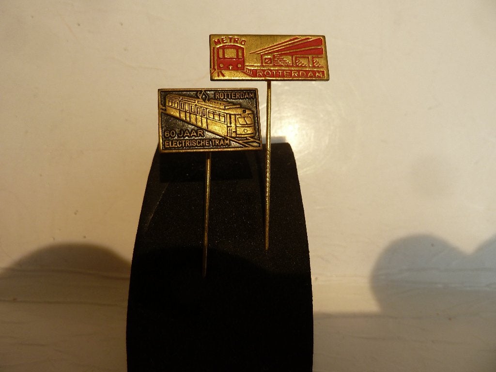 60 JAAR ELECTR. TRAM ROTTERDAM & METRO, Verzamelen, Speldjes, Pins en Buttons, Ophalen of Verzenden, Gebruikt, Transport, Speldje of Pin