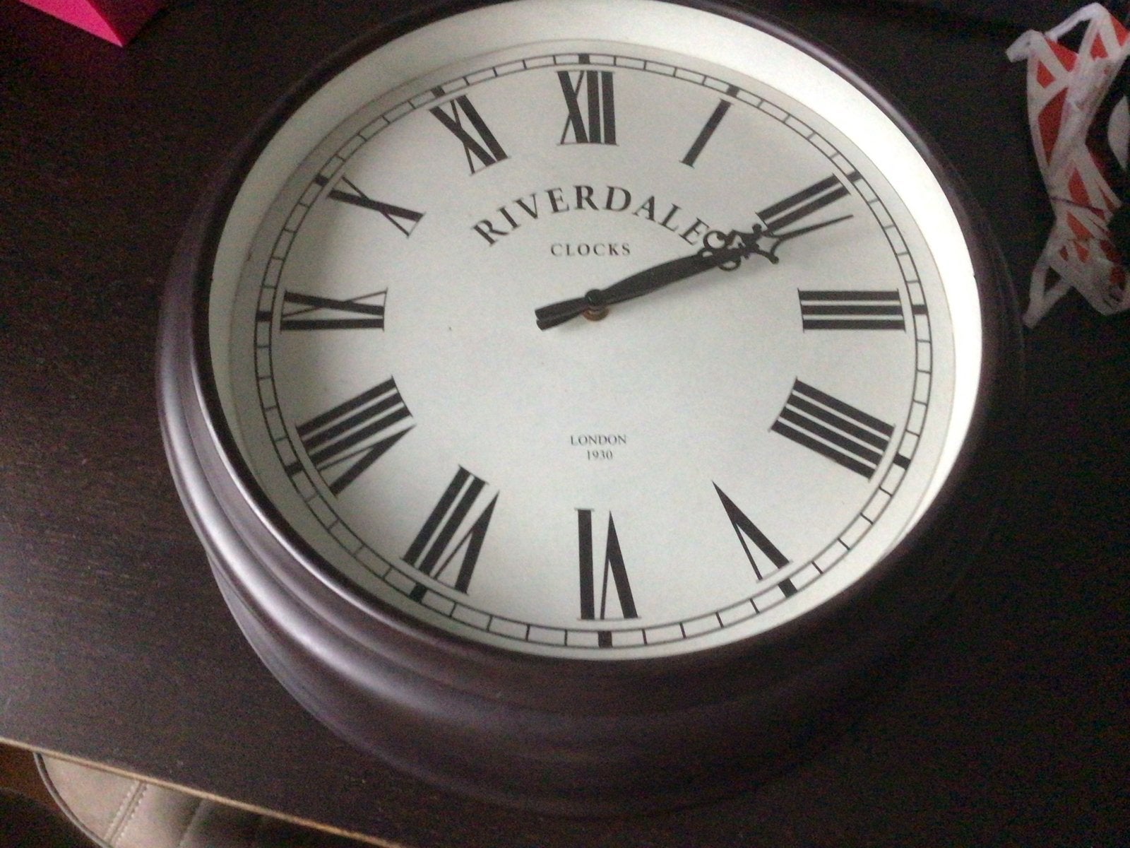 Riverdale Wandklok met Romeinse Cijfers - Ø 45 cm, Huis en Inrichting, Woonaccessoires | Klokken, Ophalen, Analoog, Overige merken