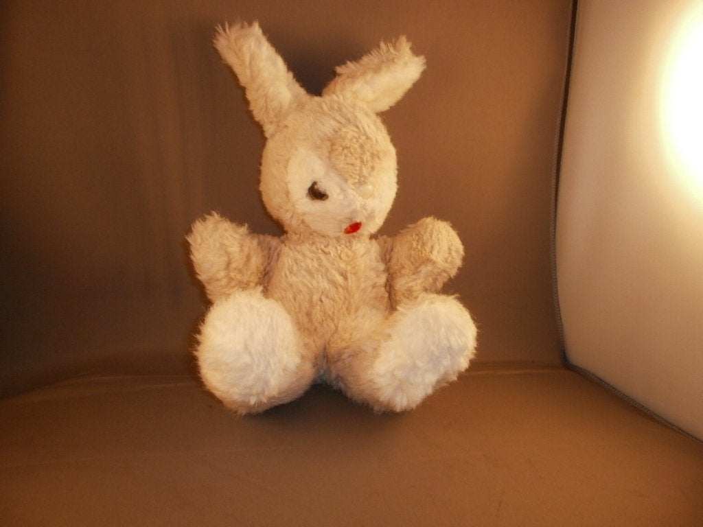 vintage konijn crème wit velours rode tong witte harde neus, Konijn, Ophalen of Verzenden, Zo goed als nieuw, Middelgroot (20 tot 80 cm)