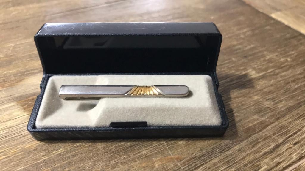 Verzilverde das speld overhemd, Verzamelen, Speldjes, Pins en Buttons, Gebruikt, Overige onderwerpen, Ophalen