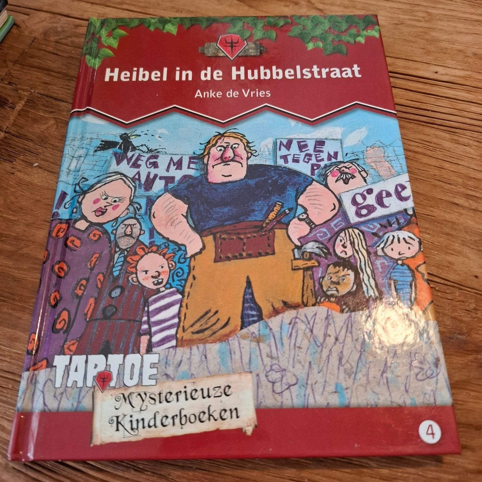 Heibel in de Hubbelstraat - Anke de Vries, Ophalen of Verzenden, Zo goed als nieuw, Anke de Vries, Fictie algemeen