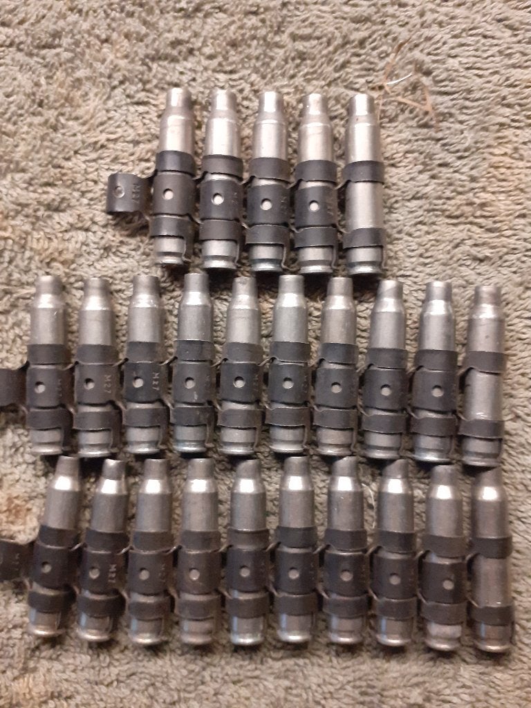 Hulzenband 25x 5,56mm zilverkleur, Verzamelen, Ophalen of Verzenden, Landmacht, Nederland, Hulzen of Bodemvondsten