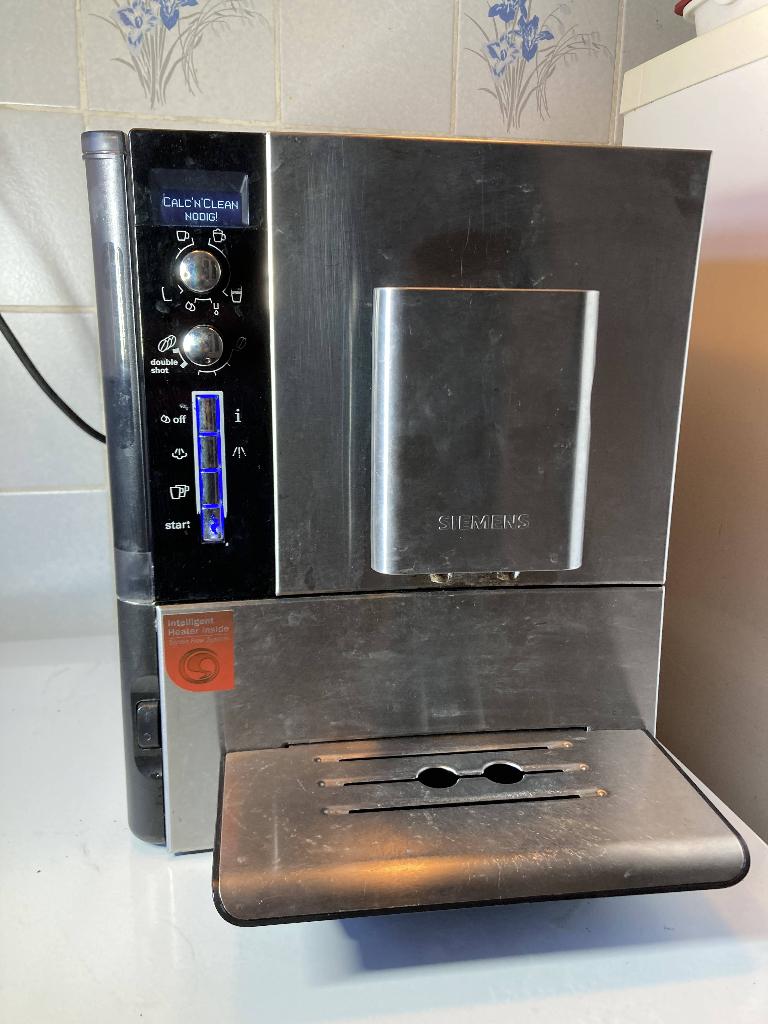 2 x Siemens koffiemachine defect, Witgoed en Apparatuur, Koffiezetapparaten, 10 kopjes of meer, Koffiemachine, Niet werkend, Afneembaar waterreservoir