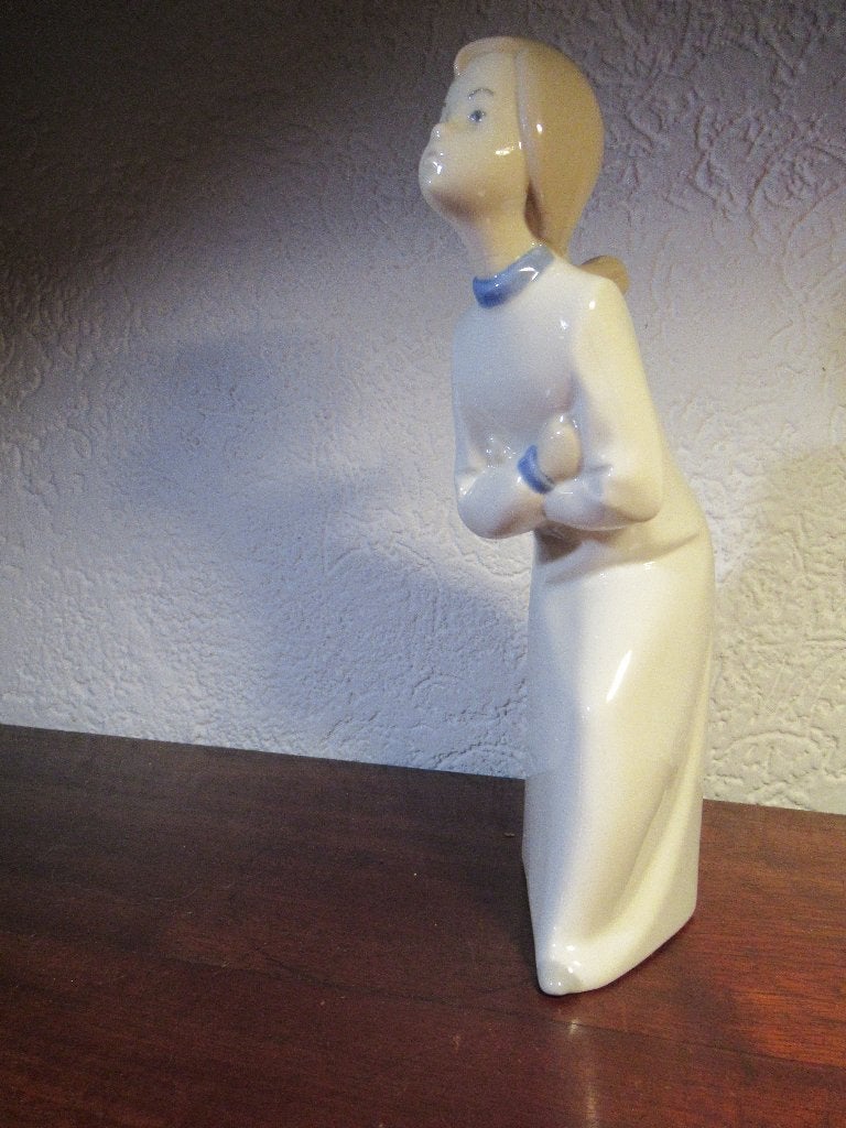MEISJE met Handen over elkaar hg 22 cm wit porselein gesign., Ophalen of Verzenden, Zo goed als nieuw, Mens