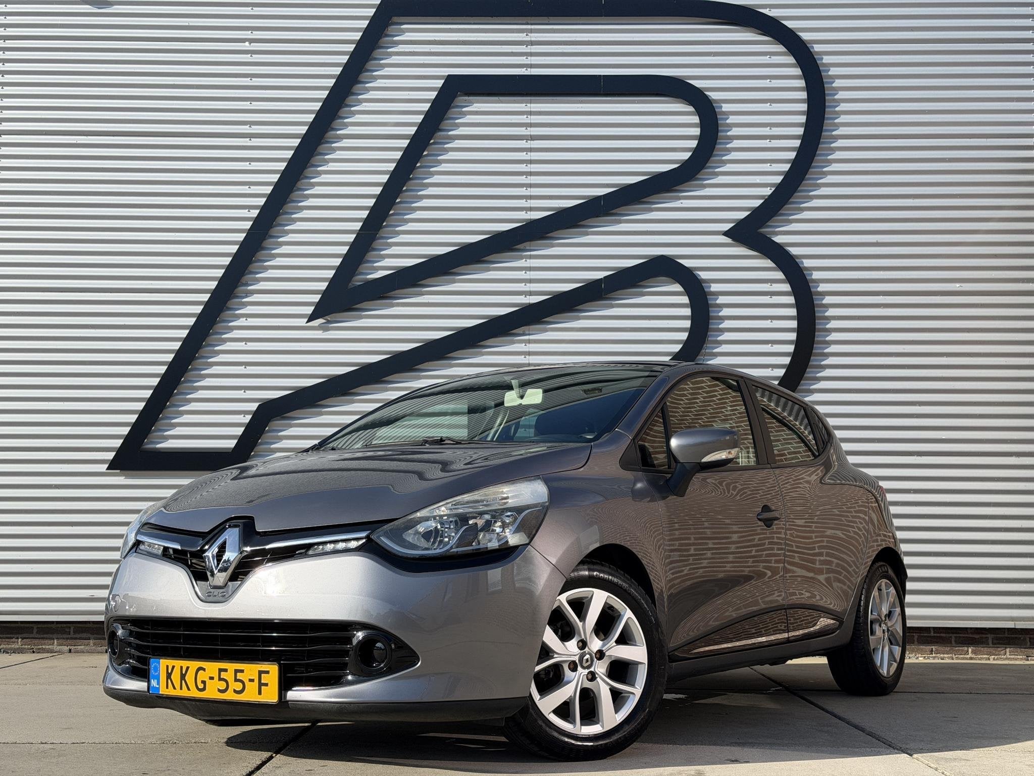 Renault Clio 1.2 Limited 2e Eigenaar|Navi|Pano|Trekhaak|Airc, Voorwielaandrijving, Euro 5, Stof, Gebruikt