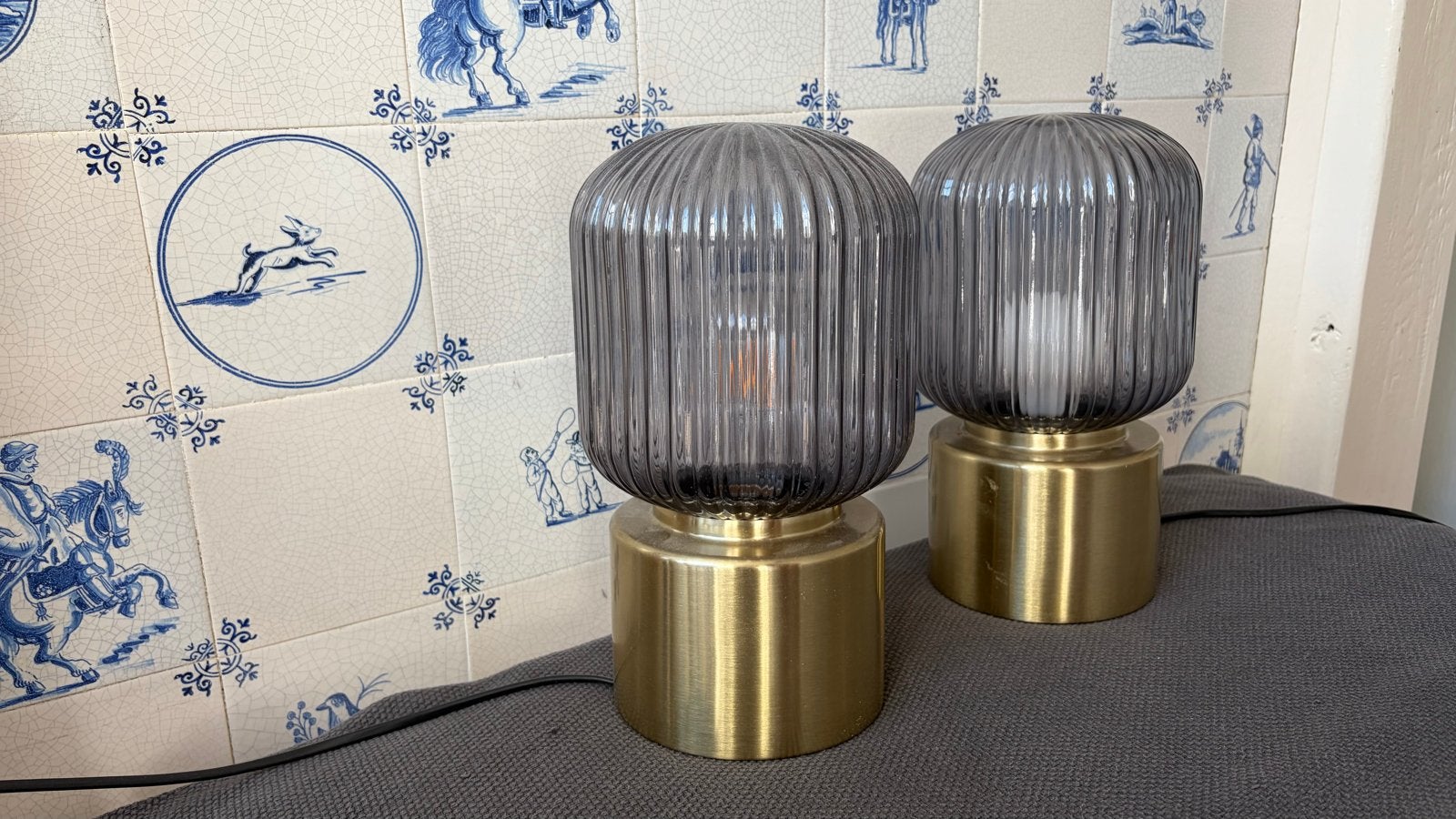Set van 2 moderne tafellampen met geribbeld glas en goud, E14 (klein), Ophalen of Verzenden, Grijs, Met stekker