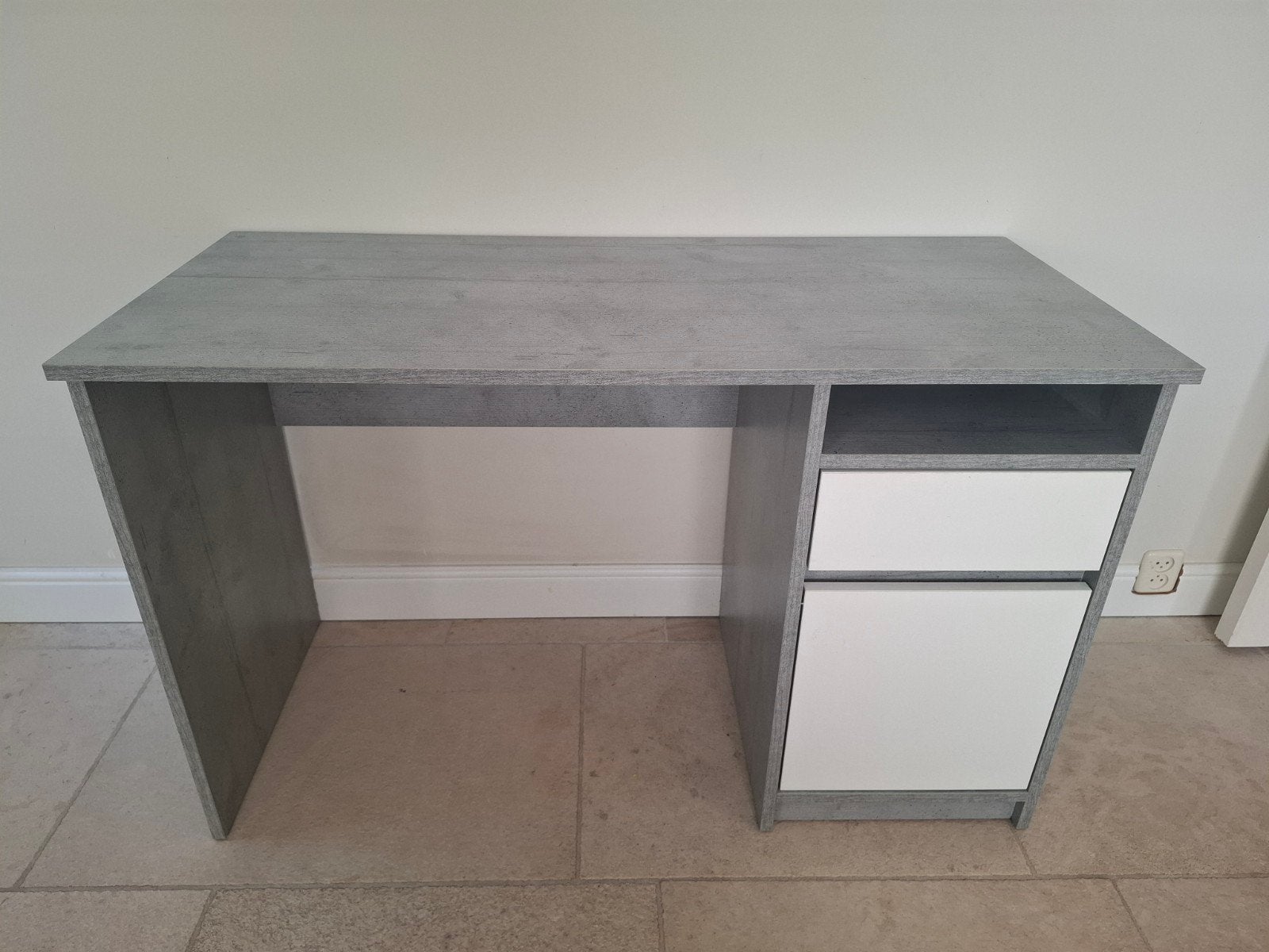 Grijs bureau in nieuwstaat., Huis en Inrichting, Bureaus, Nieuw, Ophalen of Verzenden, Jysk, Grijs