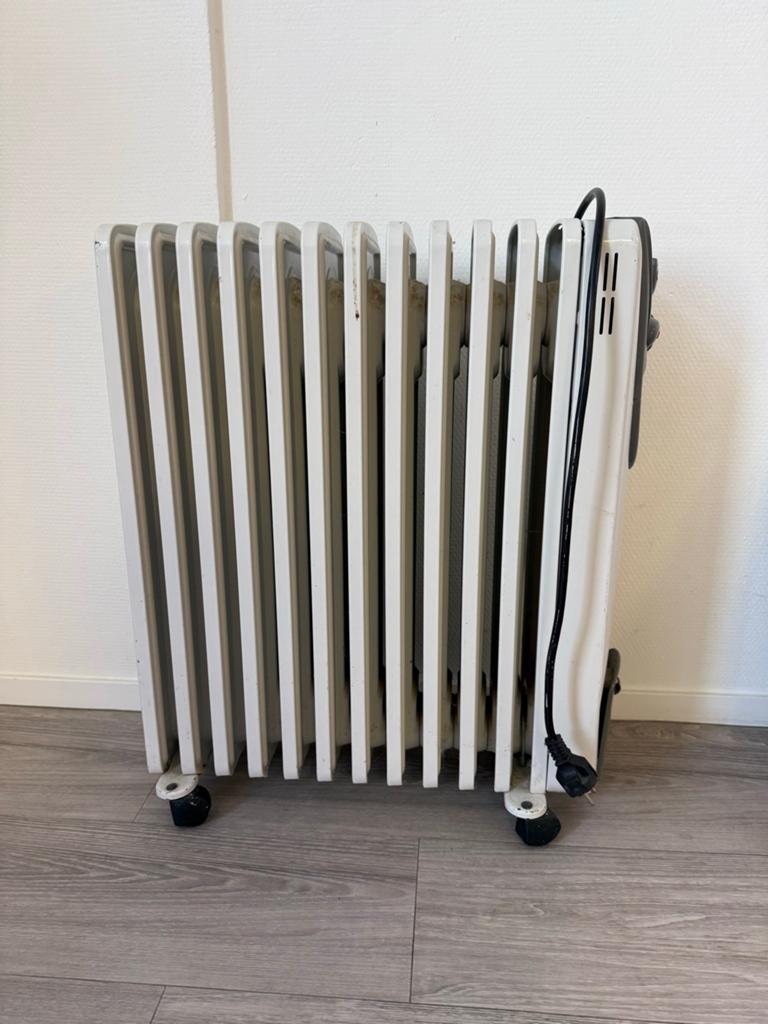 DeLonghi Radia Oliegevulde Radiator - Draagbaar, Doe-het-zelf en Verbouw, Verwarming en Radiatoren, Ophalen, Gebruikt, Kachel