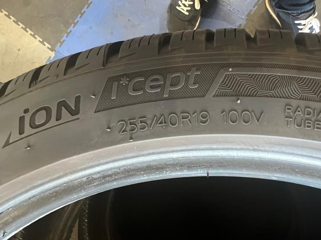Hankook iON i*cept 255/40R19 100V Winterbanden, Auto-onderdelen, Banden en Velgen, Gebruikt, 255 mm, Winterbanden, Band(en)