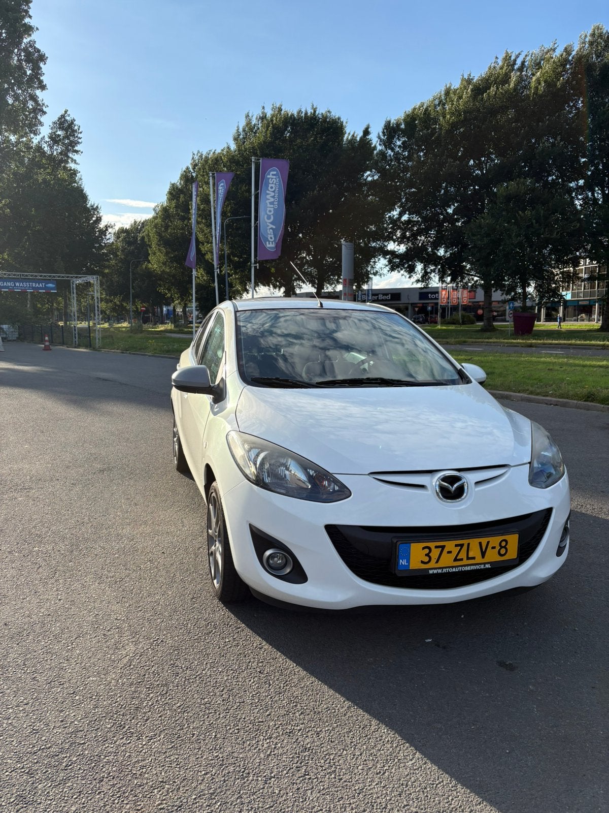 Mazda 2 1.3 Bifuel 62KW 5DRS 2013 Wit, Auto's, Mazda, Voorwielaandrijving, 37 €/maand, Zwart, 4 cilinders