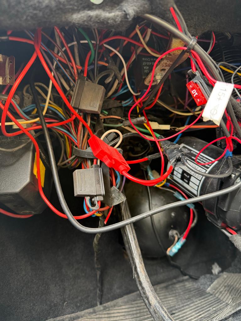 Hulp gevraagd bij organiseren van elektronica kabels in auto, Ophalen of Verzenden, Gebruikt, Universele onderdelen