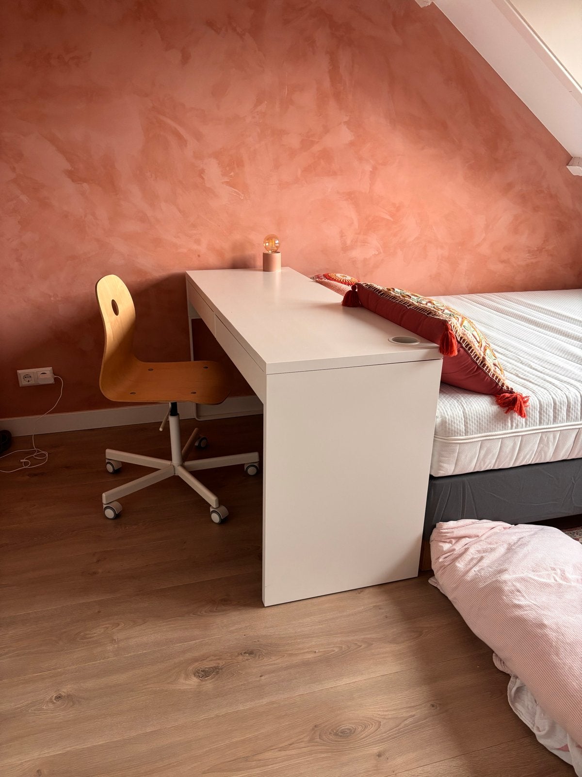IKEA Micke bureau - Tafelblad beschadigd, Huis en Inrichting, Ophalen, Gebruikt, Spaanplaat of MDF, IKEA