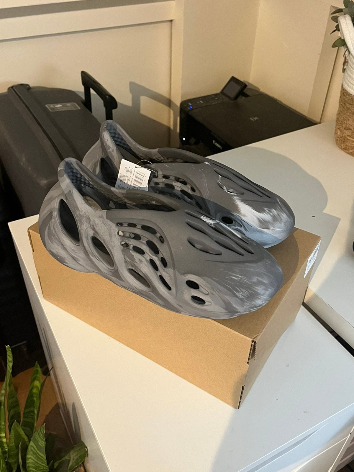 Yeezy Foam Runners Granite | maat 44,5, Kleding | Heren, Schoenen, Ophalen of Verzenden, Nieuw, Overige kleuren