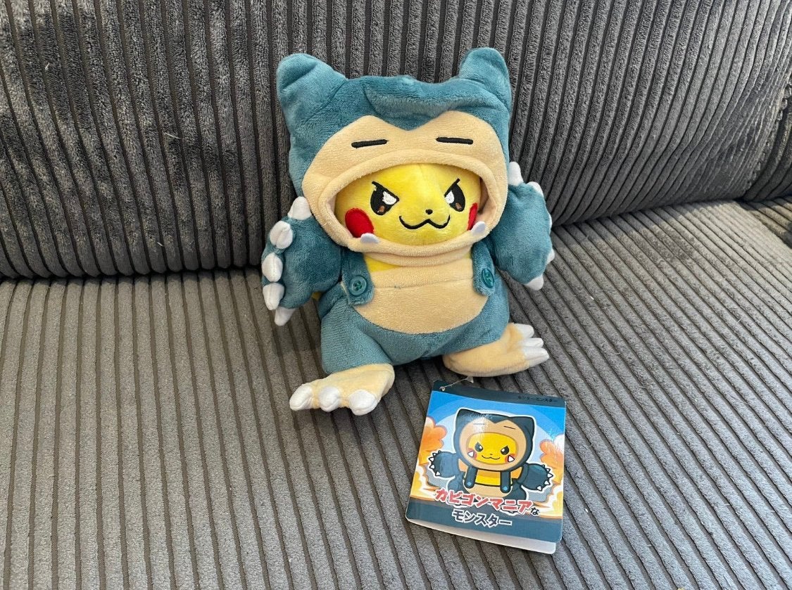 Mooie pokemon knuffel van Pikachu verkleed als Snorlax, Kinderen en Baby's, Ophalen of Verzenden, Zo goed als nieuw