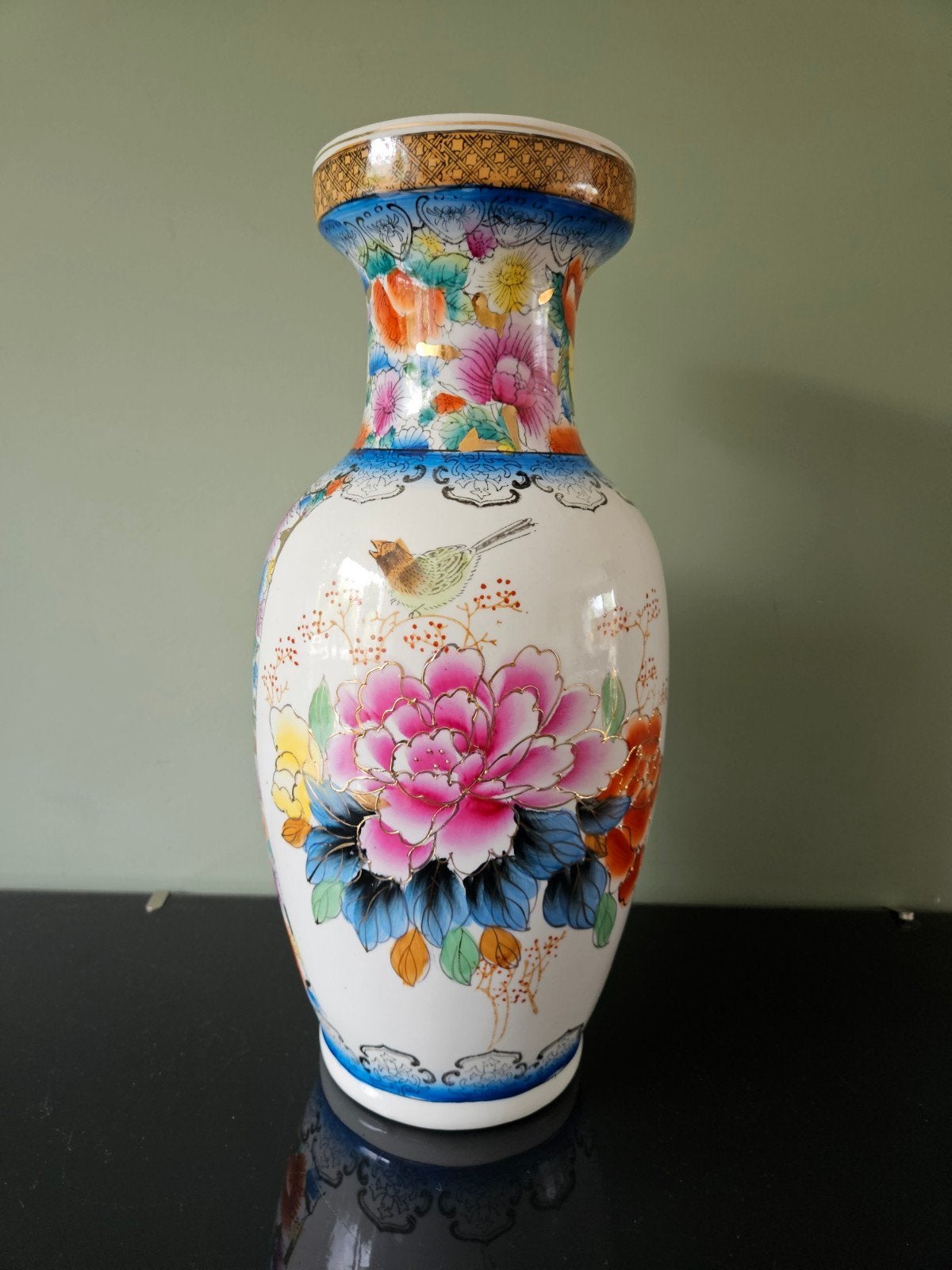 Prachtige grote Chinese vaas met bloemen en vogeldecor, Gebruikt, Overige kleuren, Aardewerk of Porselein, Ophalen of Verzenden