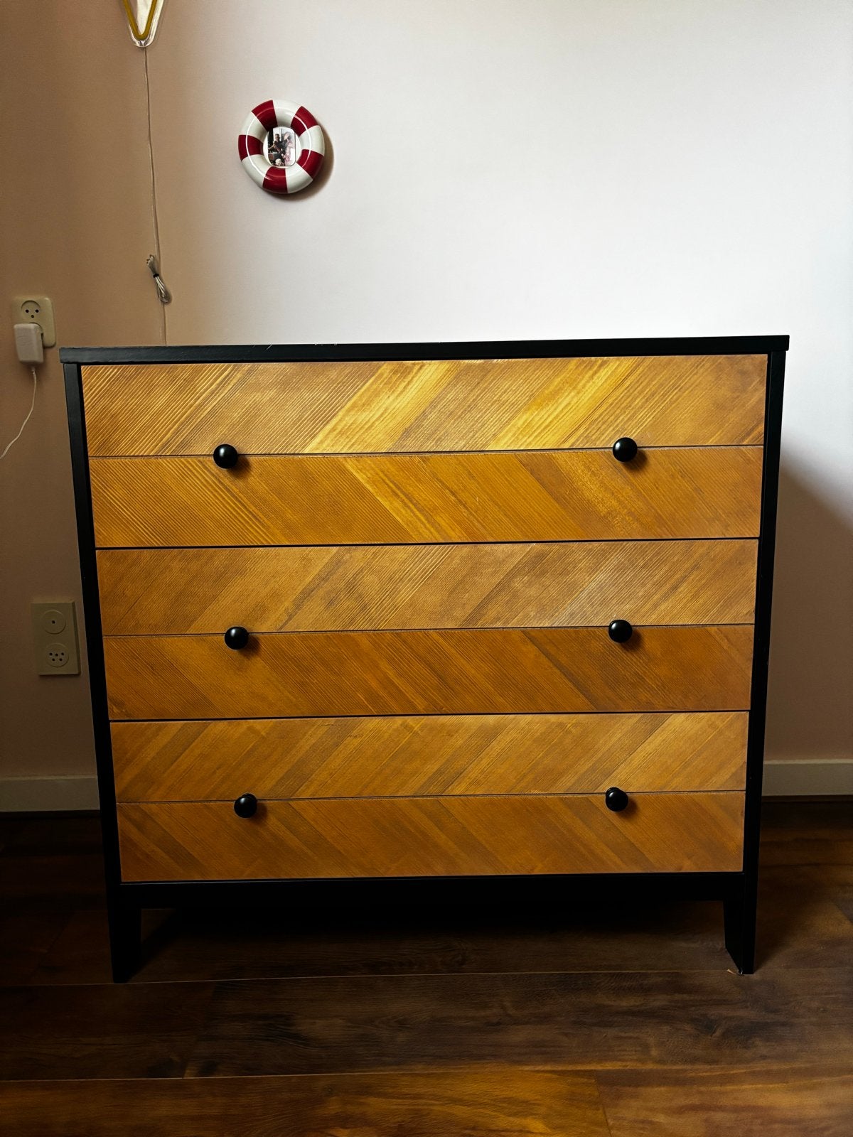 Ledikant en commode set - Zwart met houtlook, Kinderen en Baby's, Babywiegjes en Ledikanten, Ophalen, Gebruikt, Ledikant